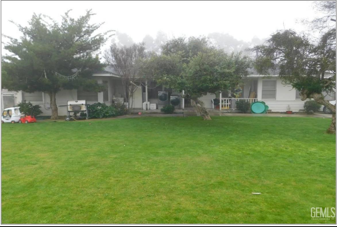 Single Family Residence in Bakersfield, photo 2 of 6