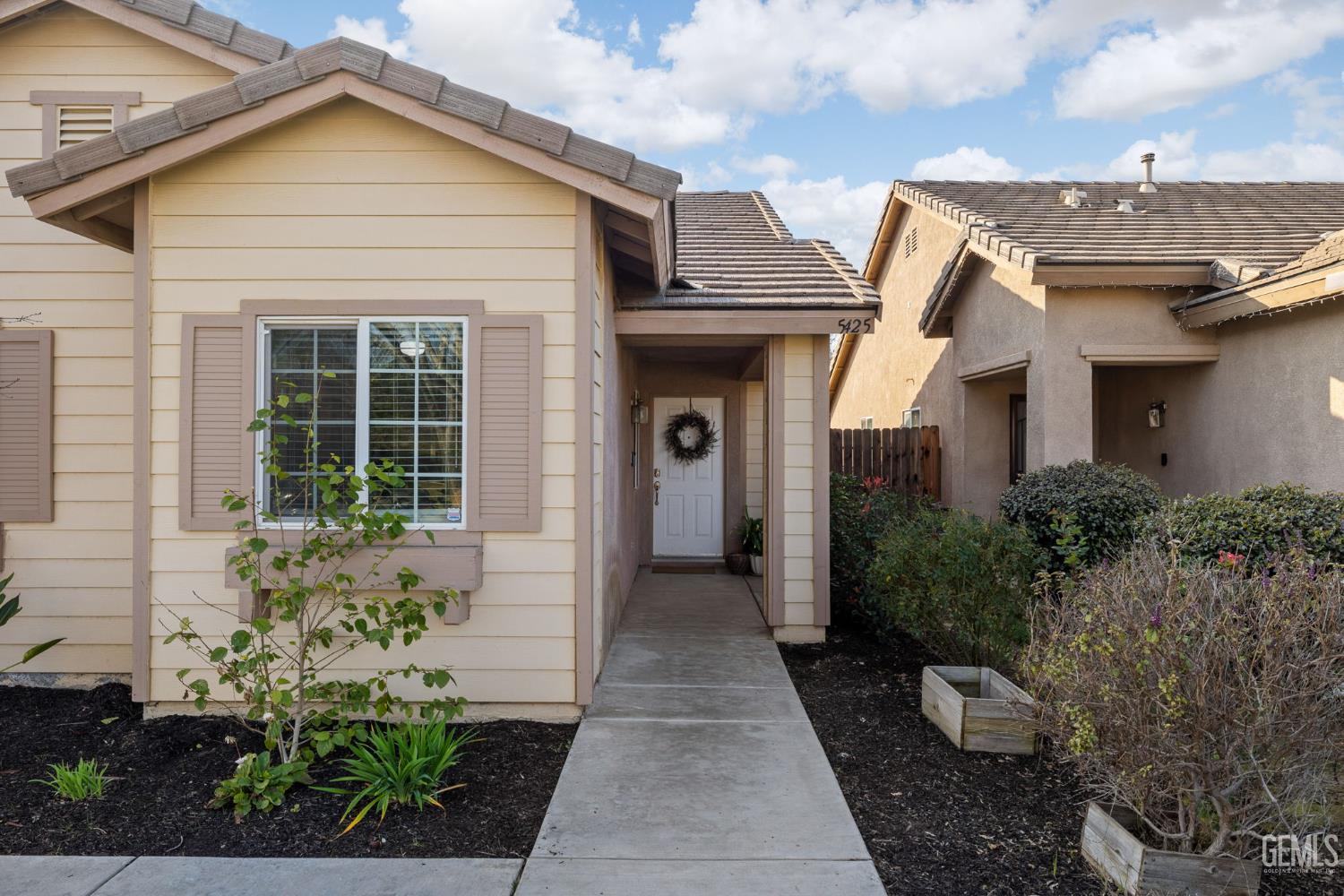Single Family Residence in Bakersfield, photo 3 of 20