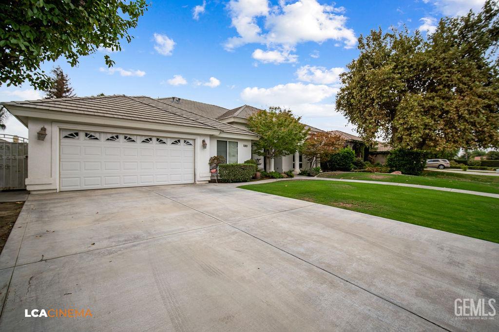 Single Family Residence in Bakersfield, photo 5 of 38