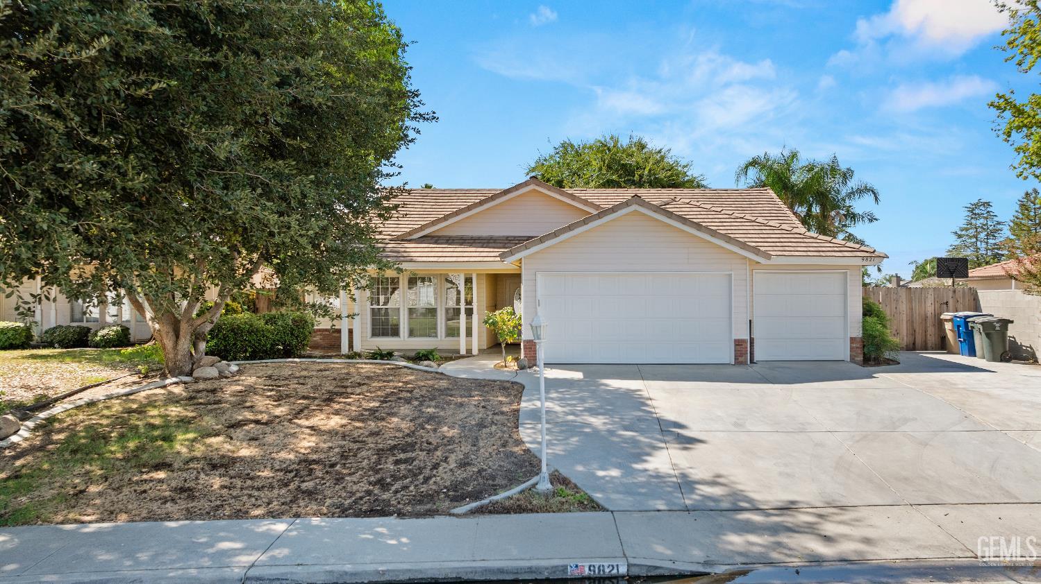Single Family Residence in Bakersfield, photo 2 of 45