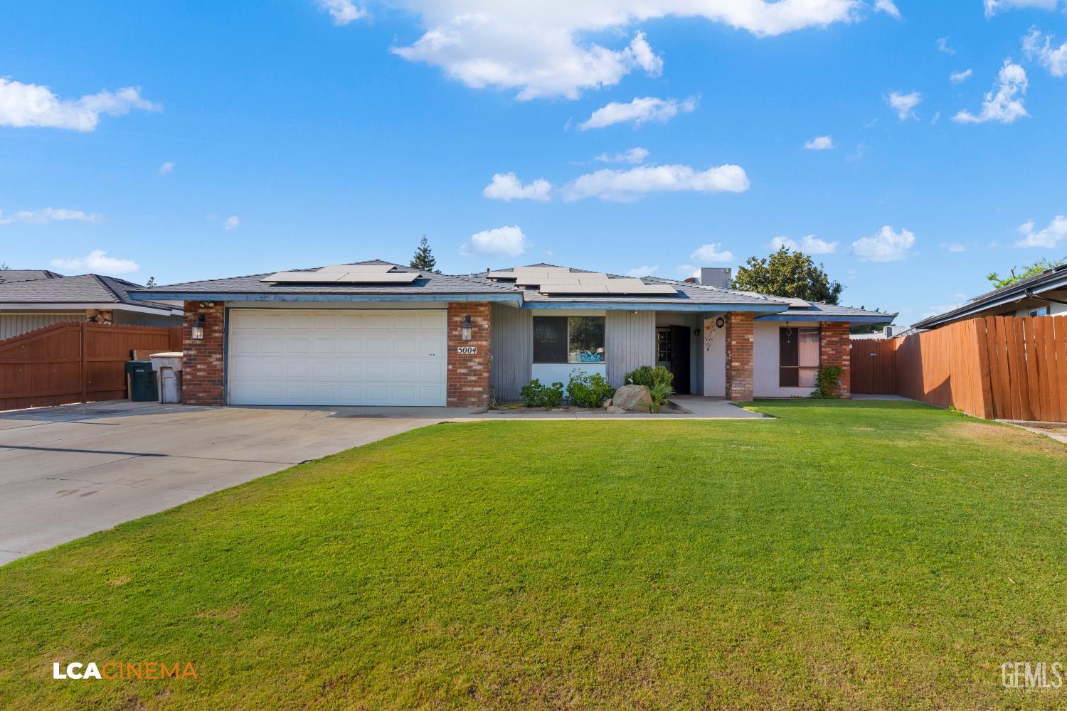 Single Family Residence in Bakersfield, photo 2 of 25