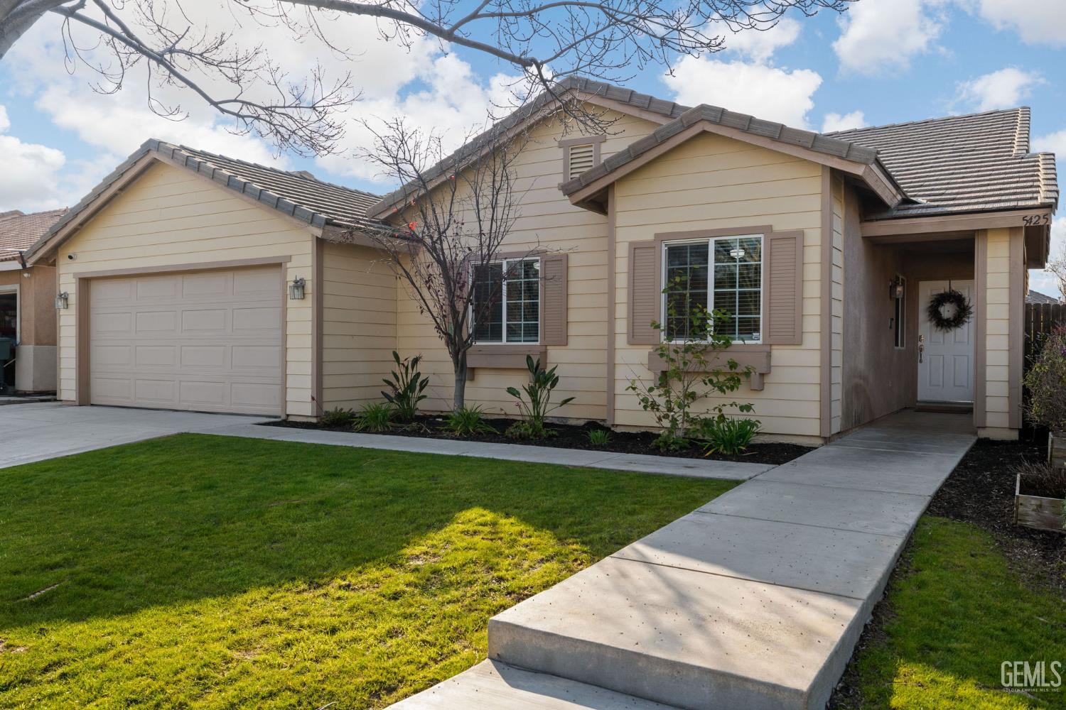 Single Family Residence in Bakersfield, photo 2 of 20