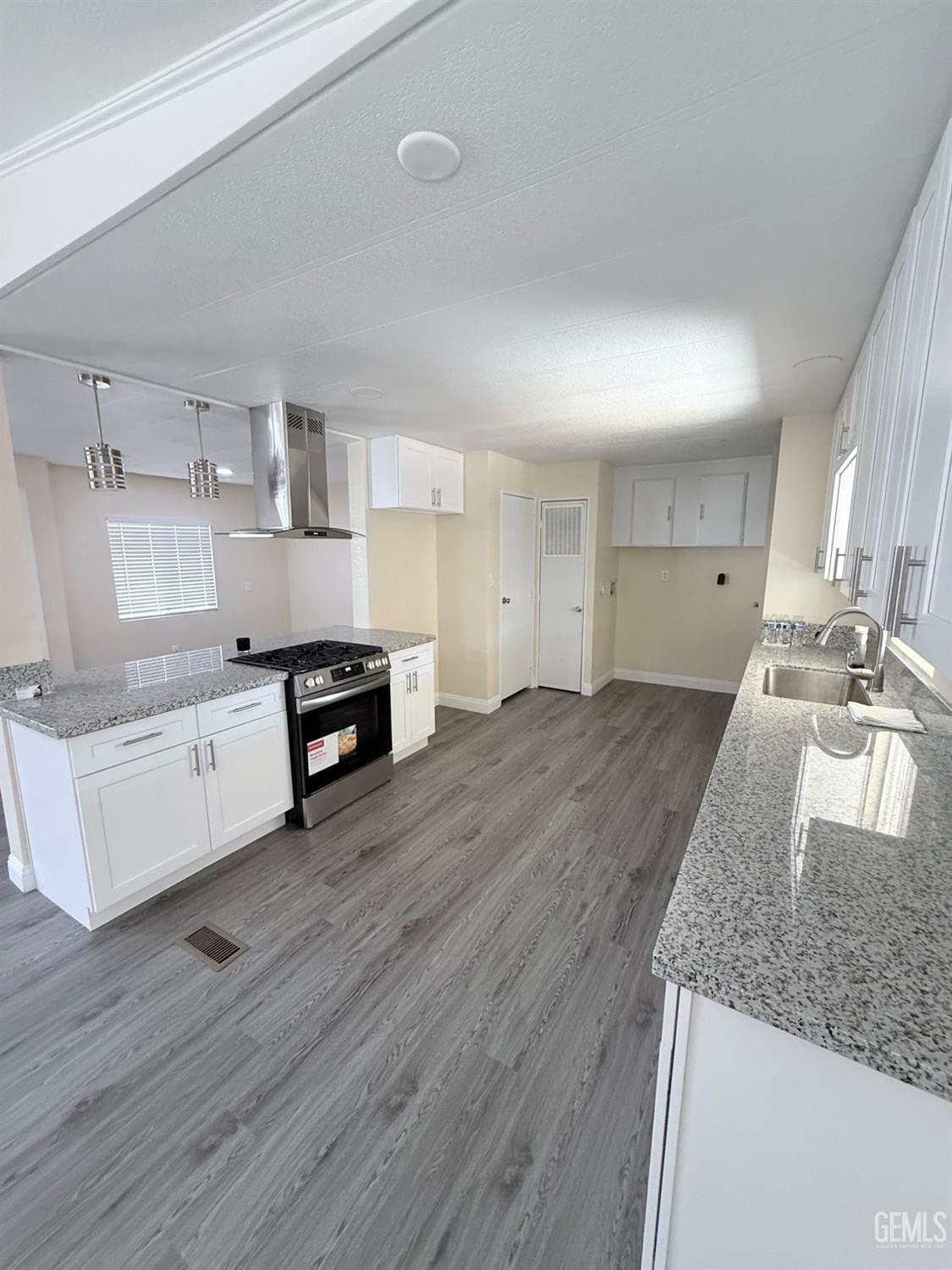 Manufactured Home in Bakersfield, photo 4 of 15
