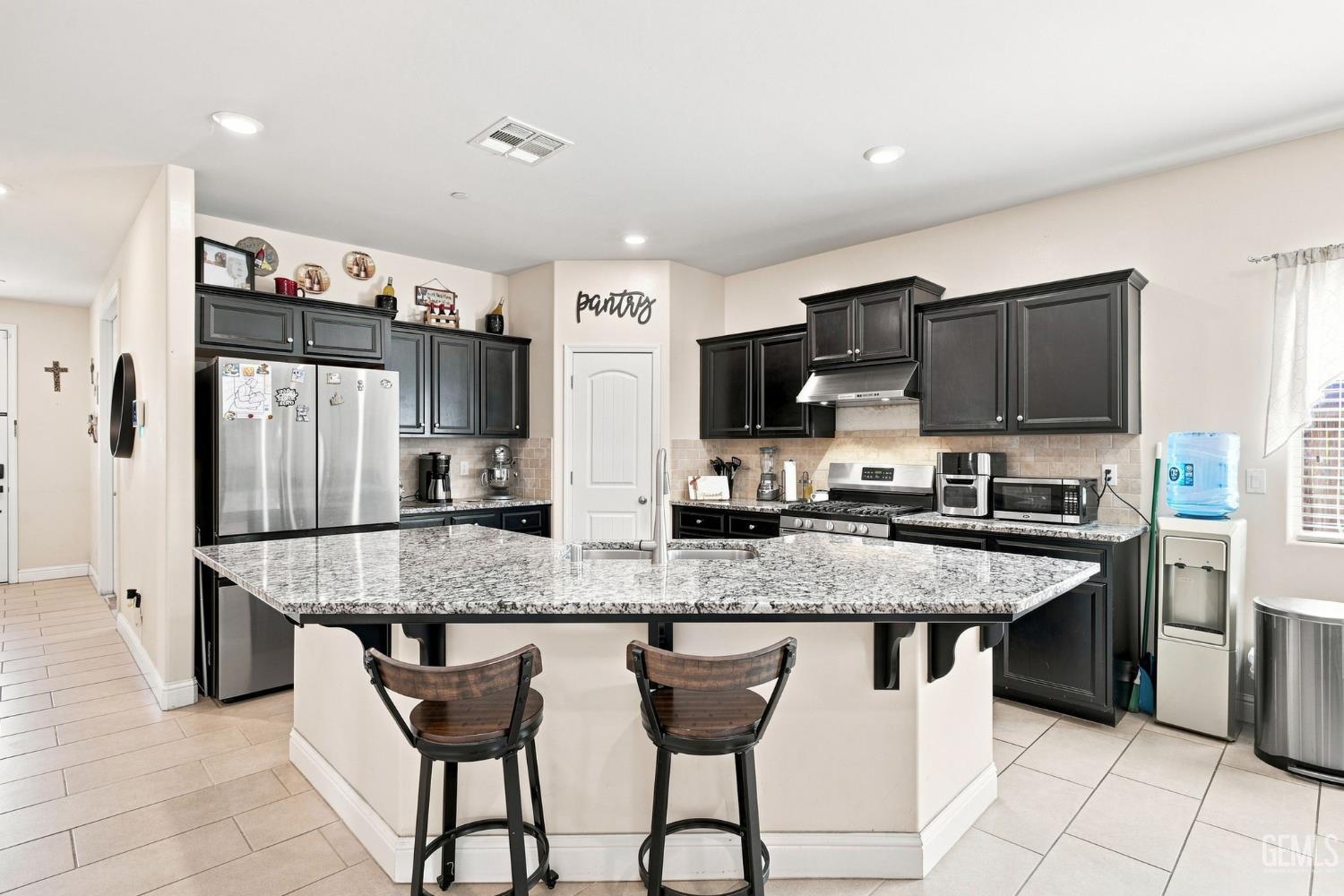 Single Family Residence in Shafter, photo 5 of 30