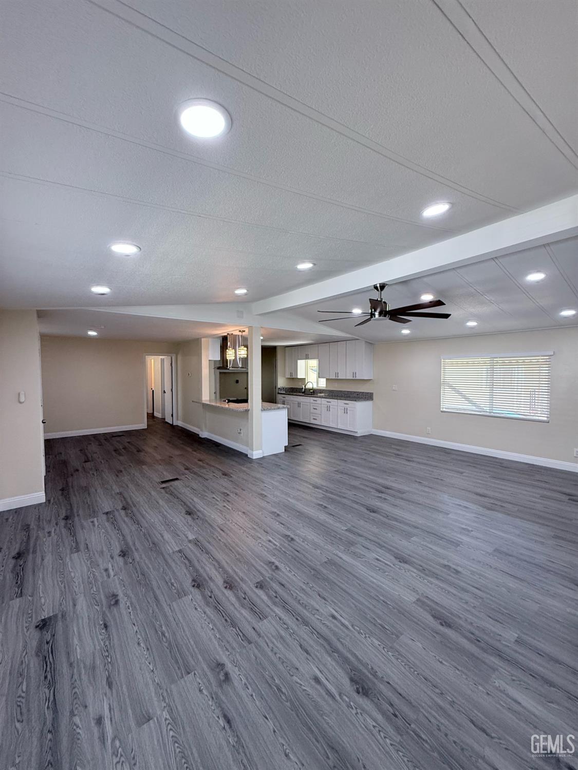 Manufactured Home in Bakersfield, photo 3 of 15