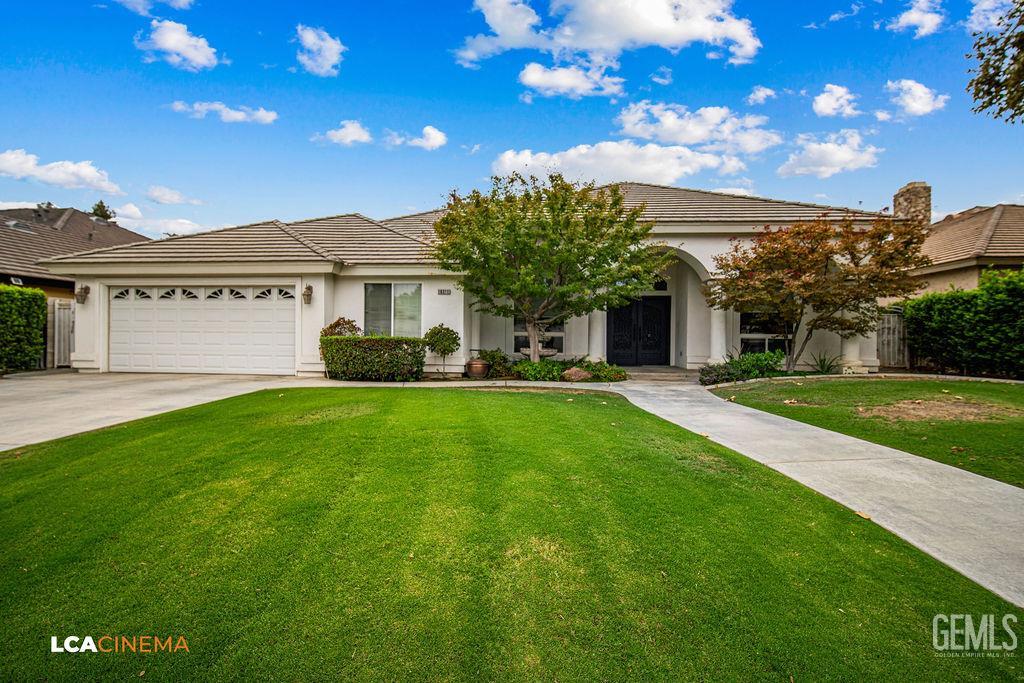 Single Family Residence in Bakersfield, photo 2 of 38