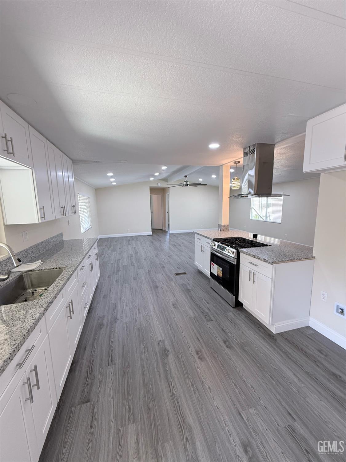 Manufactured Home in Bakersfield, photo 5 of 15