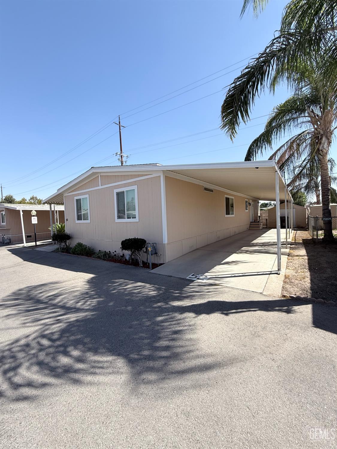 Manufactured Home in Bakersfield, photo 2 of 15