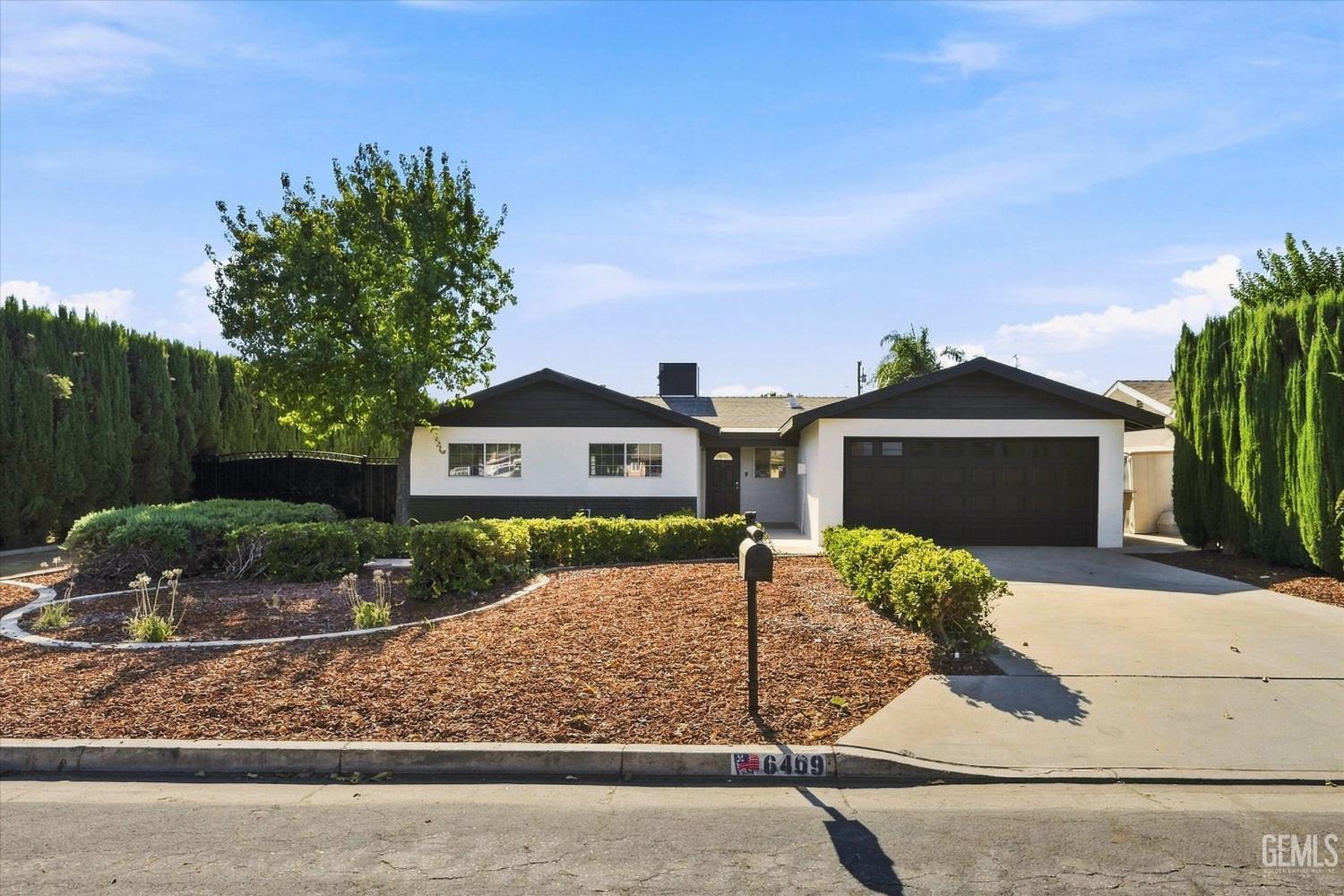 Single Family Residence in Bakersfield, photo 2 of 51