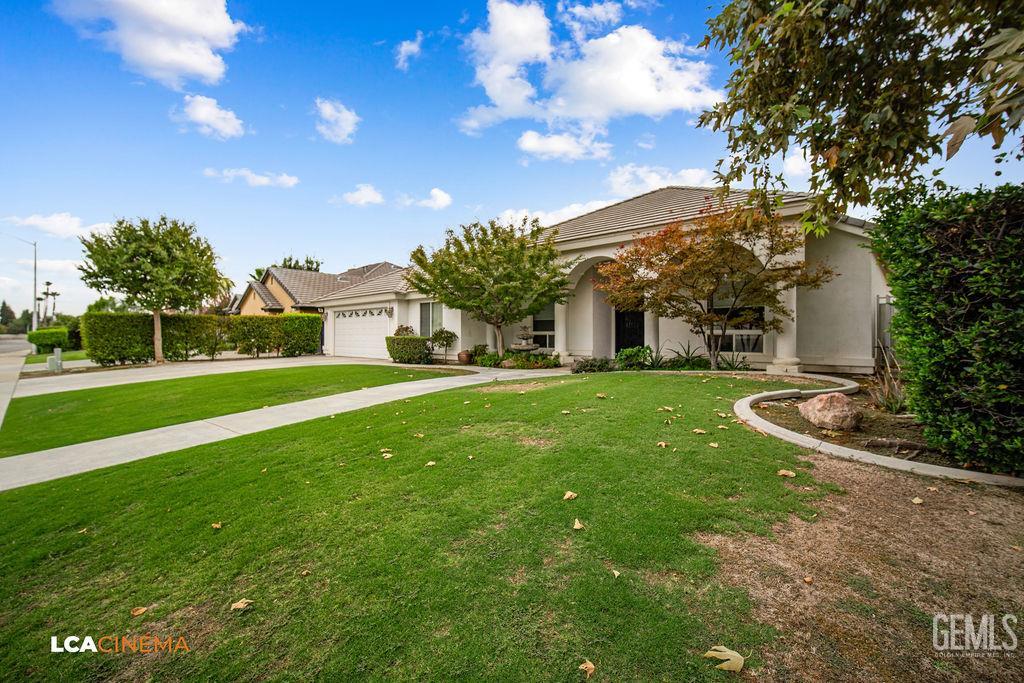 Single Family Residence in Bakersfield, photo 4 of 38