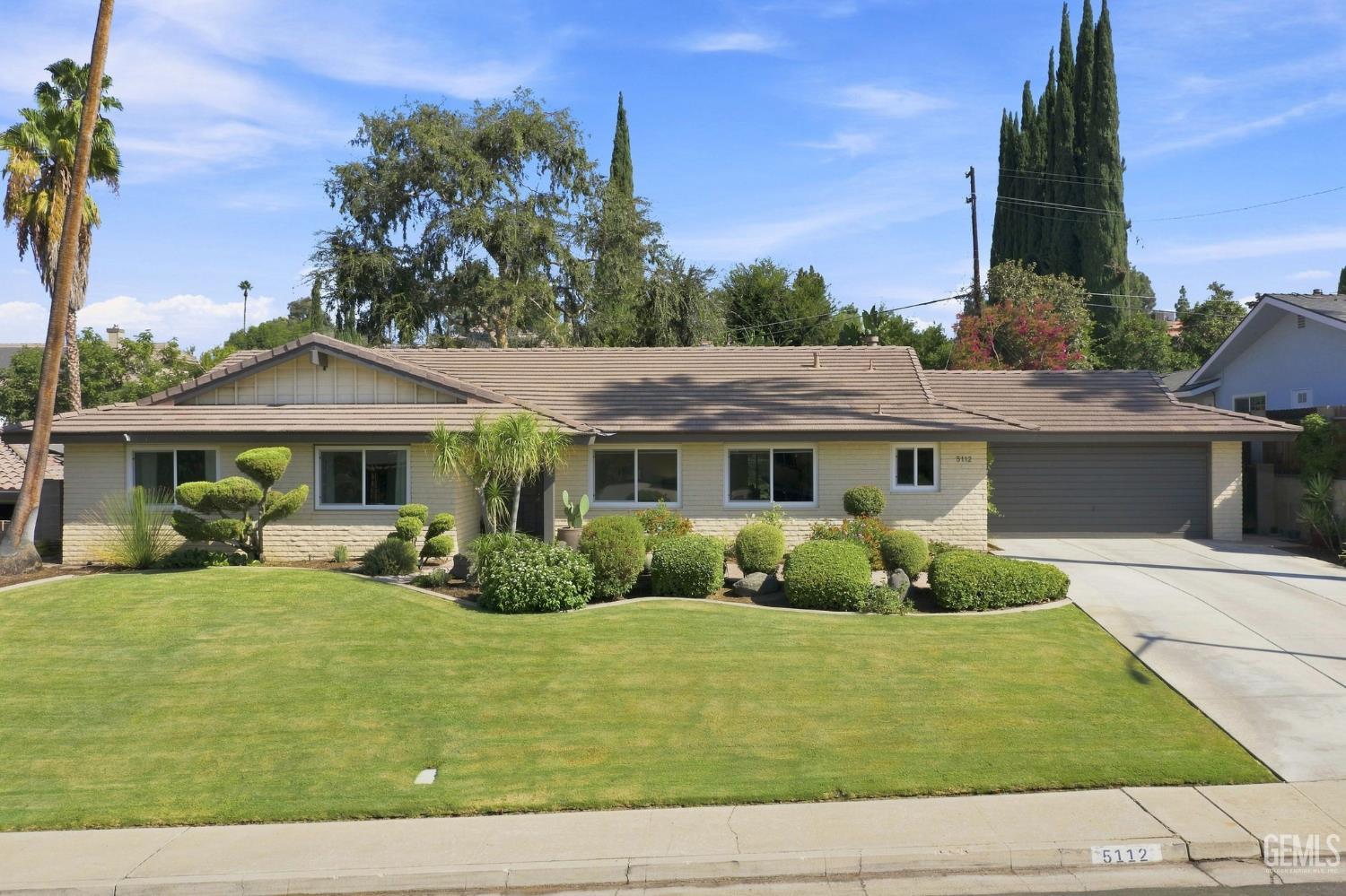 Single Family Residence in Bakersfield, photo 5 of 73