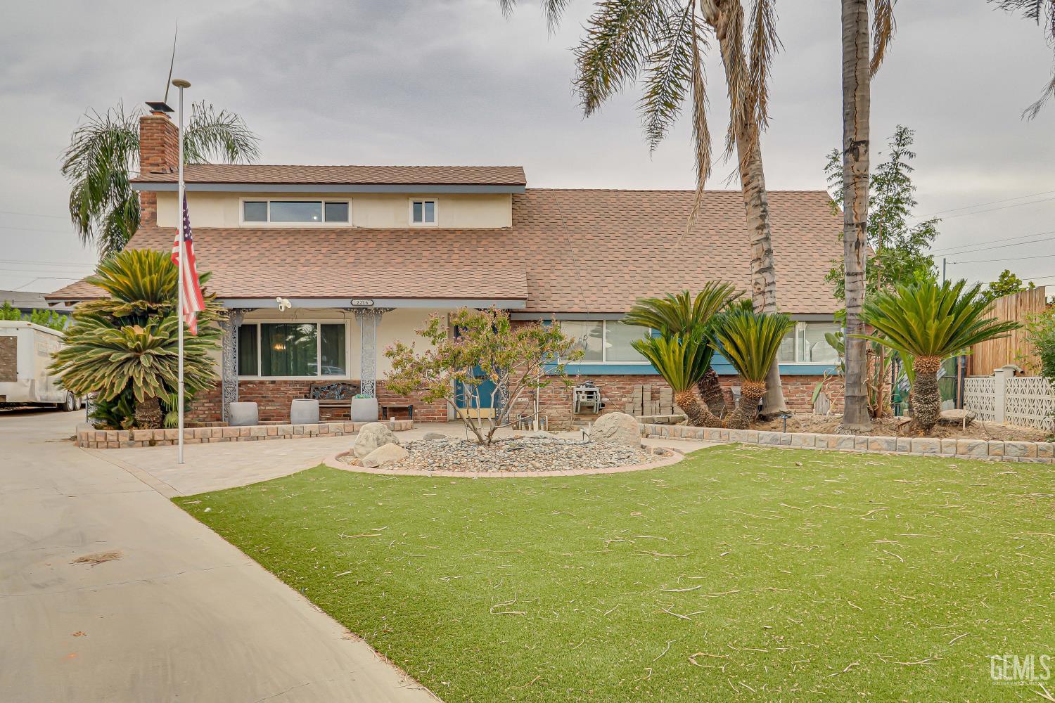 Single Family Residence in Bakersfield, photo 2 of 32