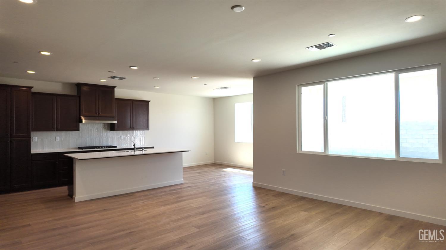 Single Family Residence in Bakersfield, photo 2 of 16
