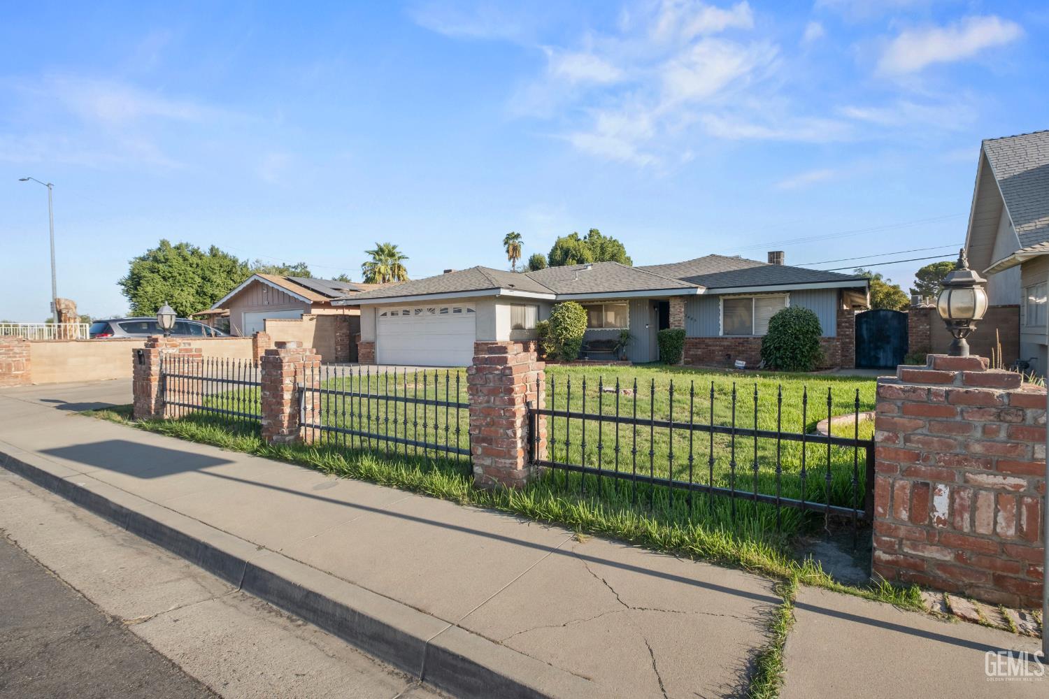 Single Family Residence in Bakersfield, photo 2 of 28