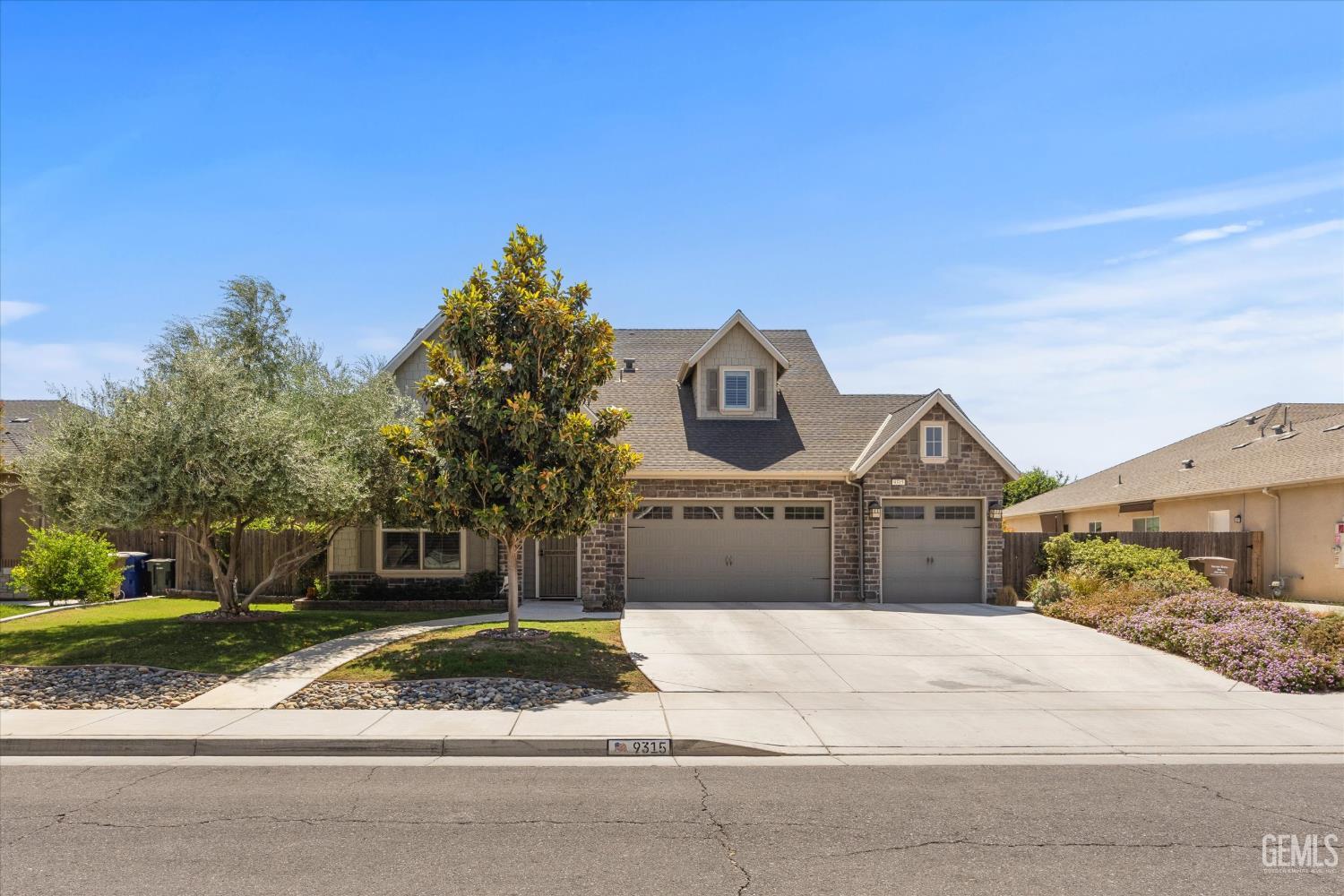 Single Family Residence in Bakersfield, photo 2 of 46