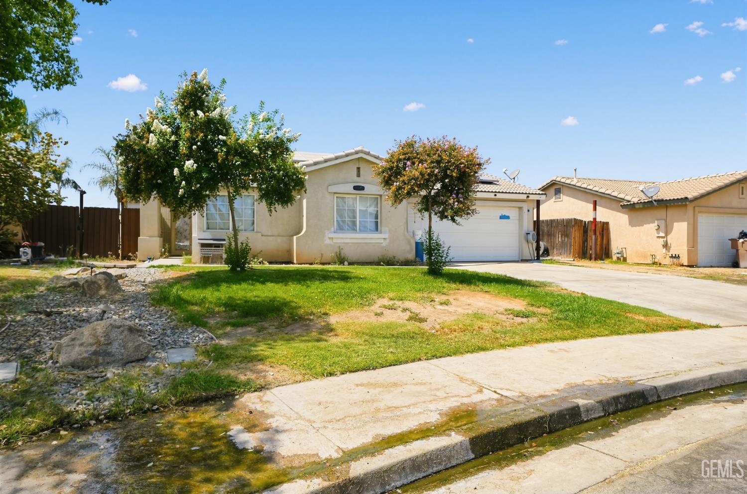 Single Family Residence in Bakersfield, photo 2 of 20