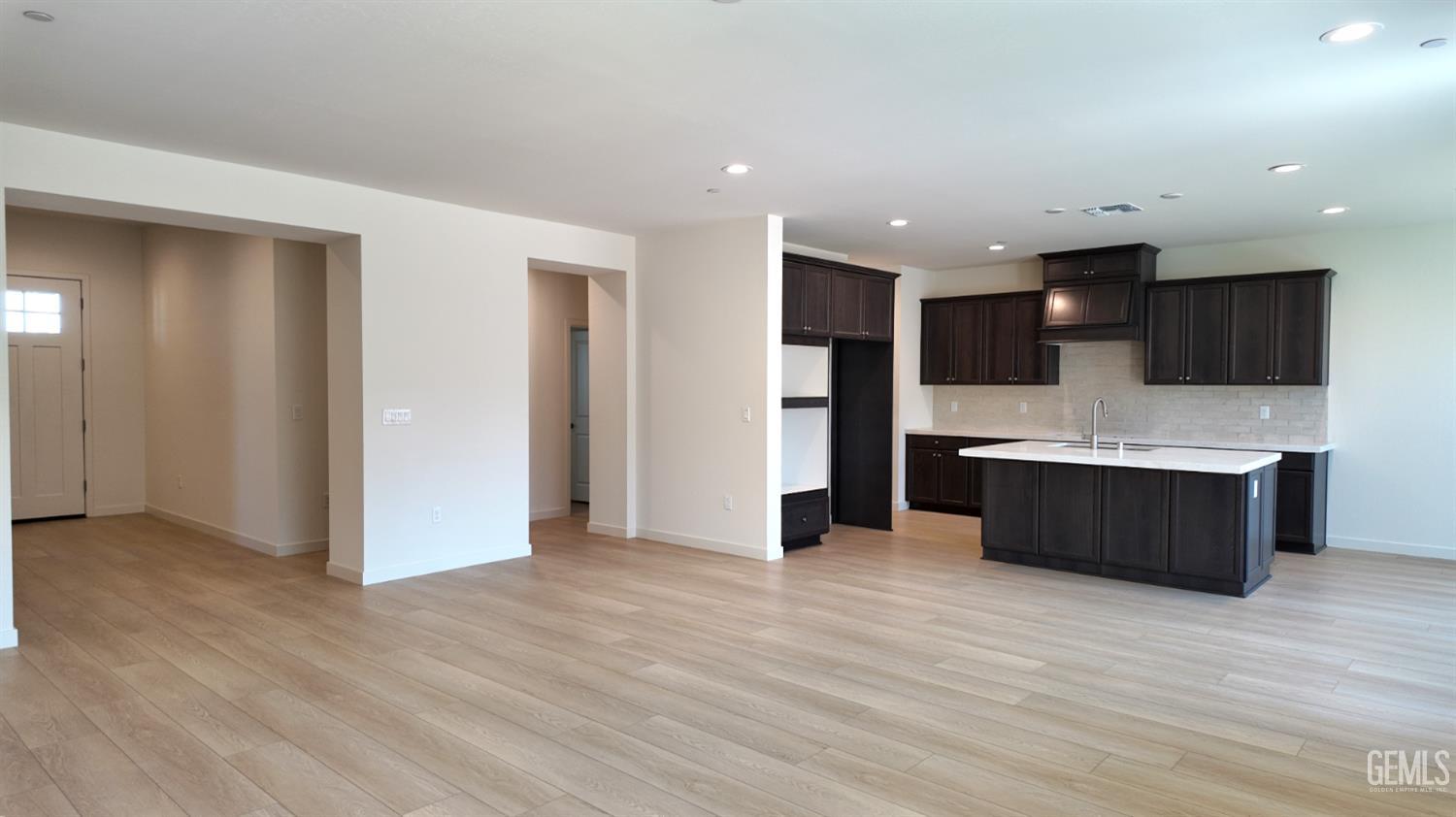 Single Family Residence in Bakersfield, photo 2 of 20