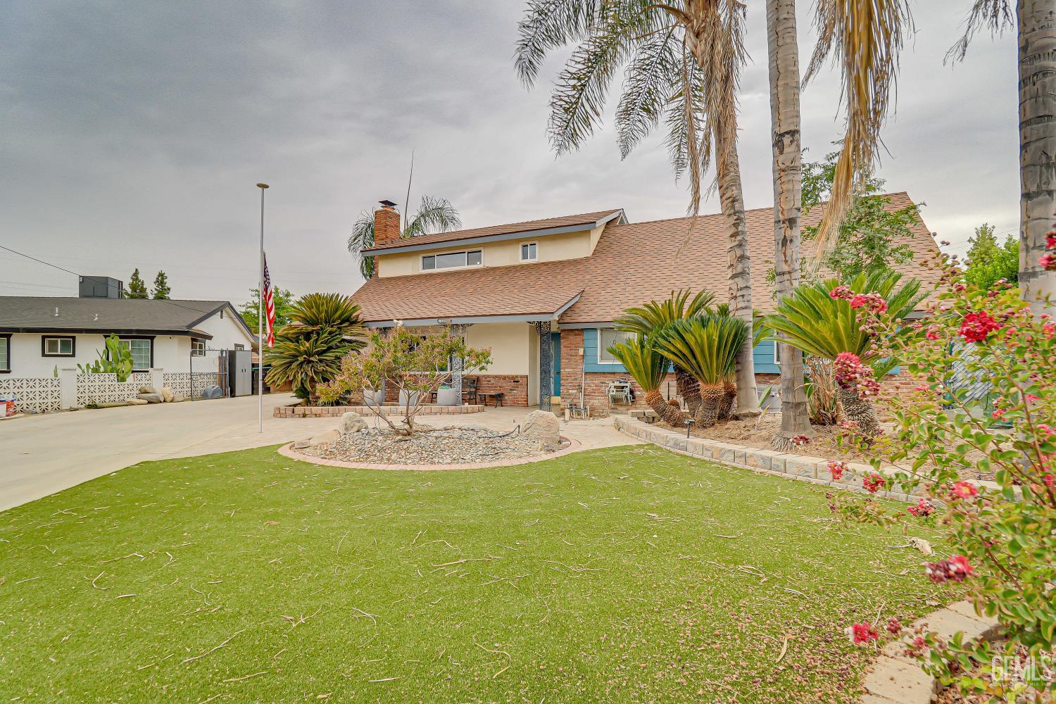 Single Family Residence in Bakersfield, photo 3 of 32