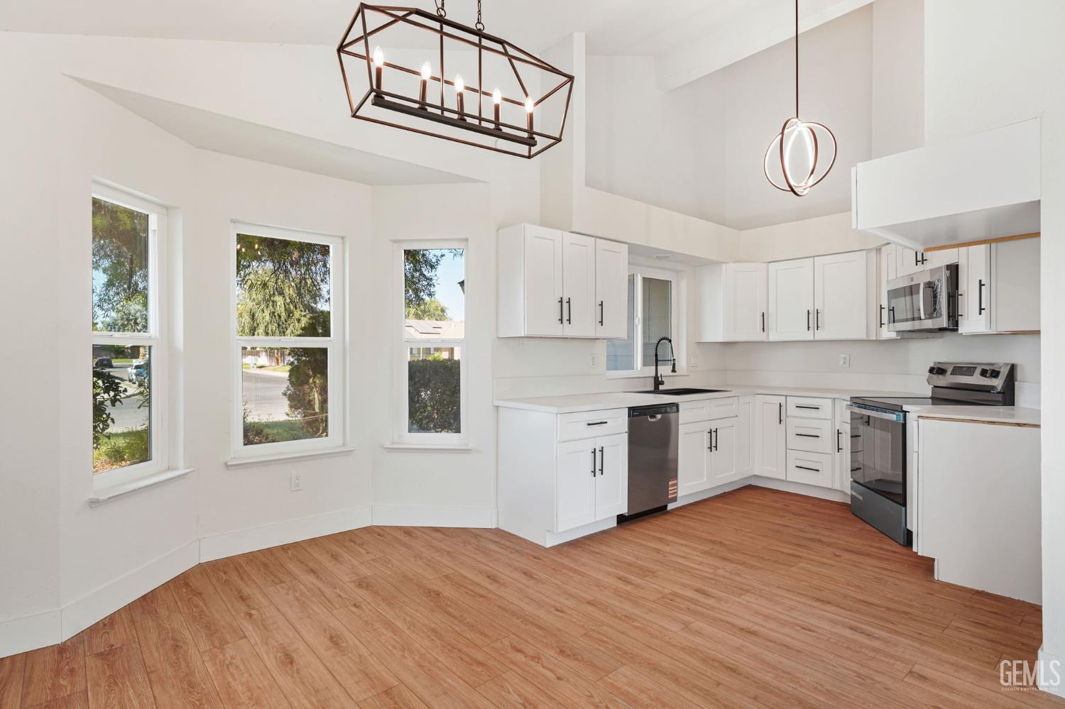 Single Family Residence in Bakersfield, photo 4 of 20