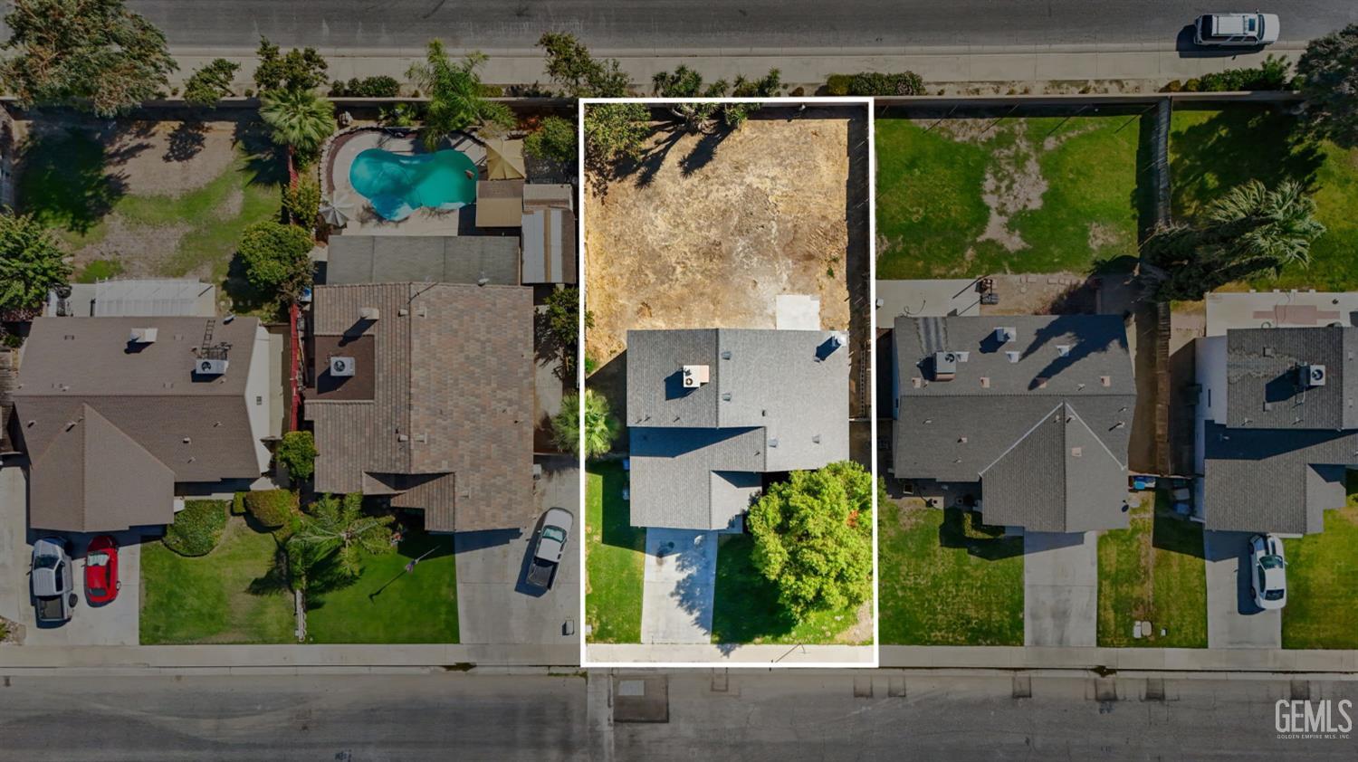 Single Family Residence in Bakersfield, photo 2 of 20