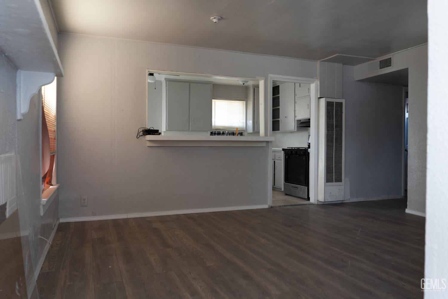 Single Family Residence in Bakersfield, photo 2 of 18