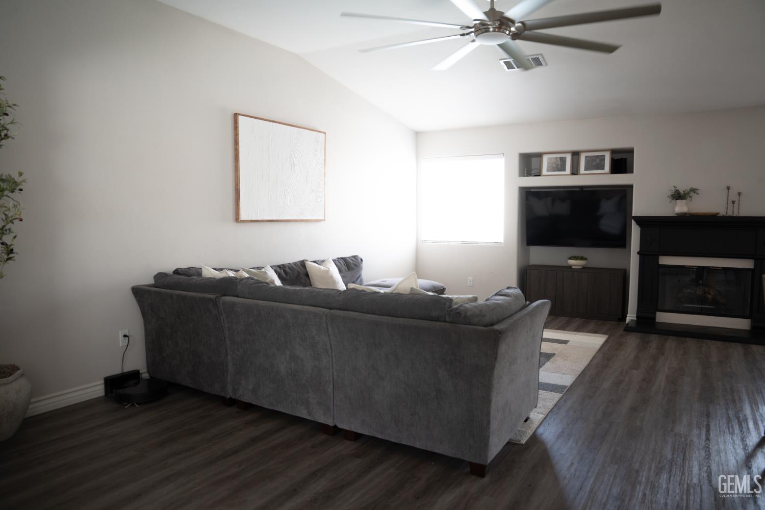 Single Family Residence in Bakersfield, photo 4 of 28