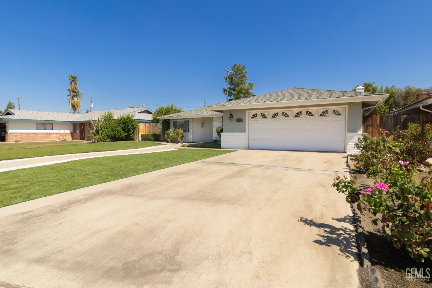 Single Family Residence in Bakersfield, photo 3 of 38