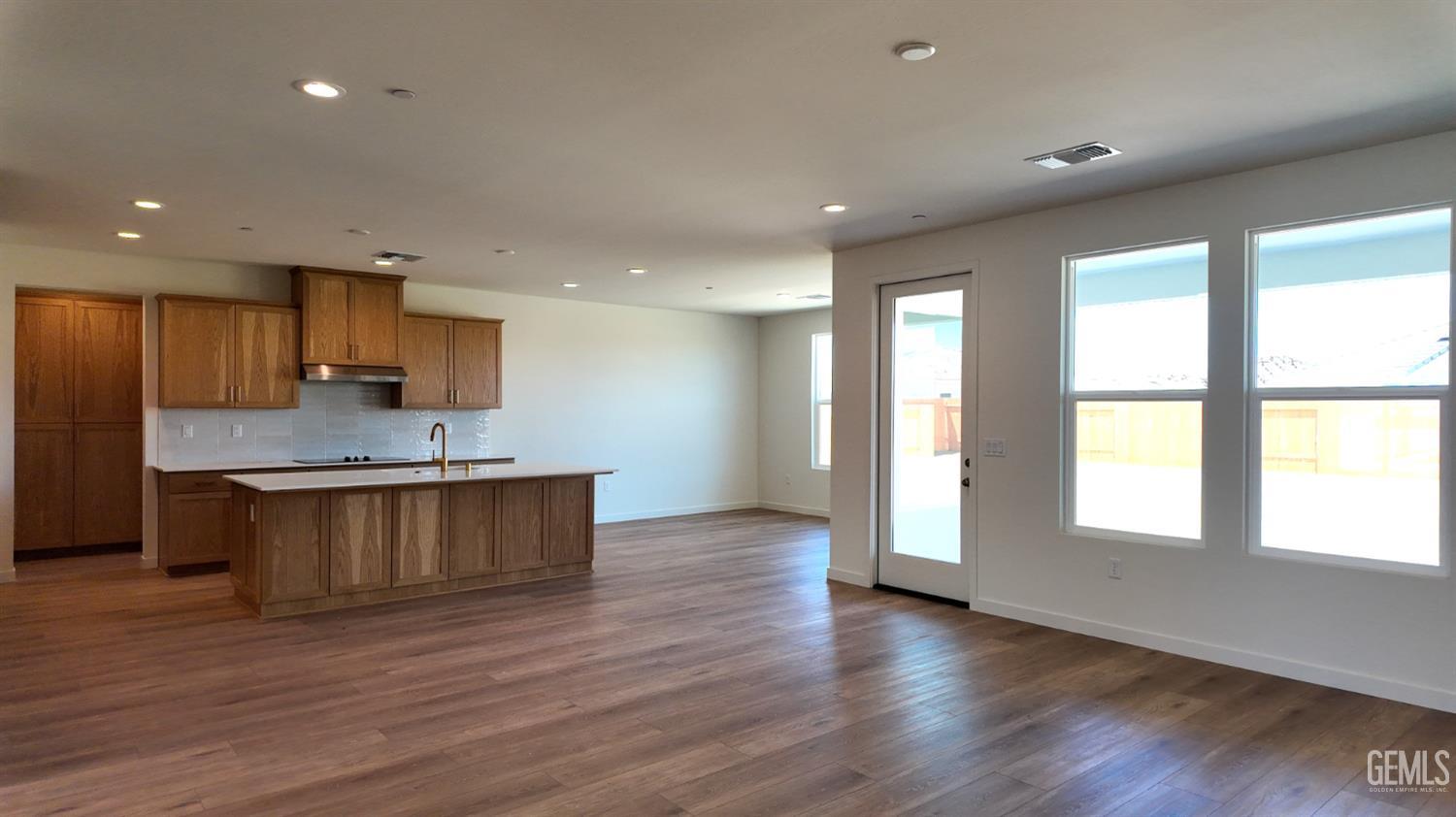 Single Family Residence in Bakersfield, photo 2 of 18