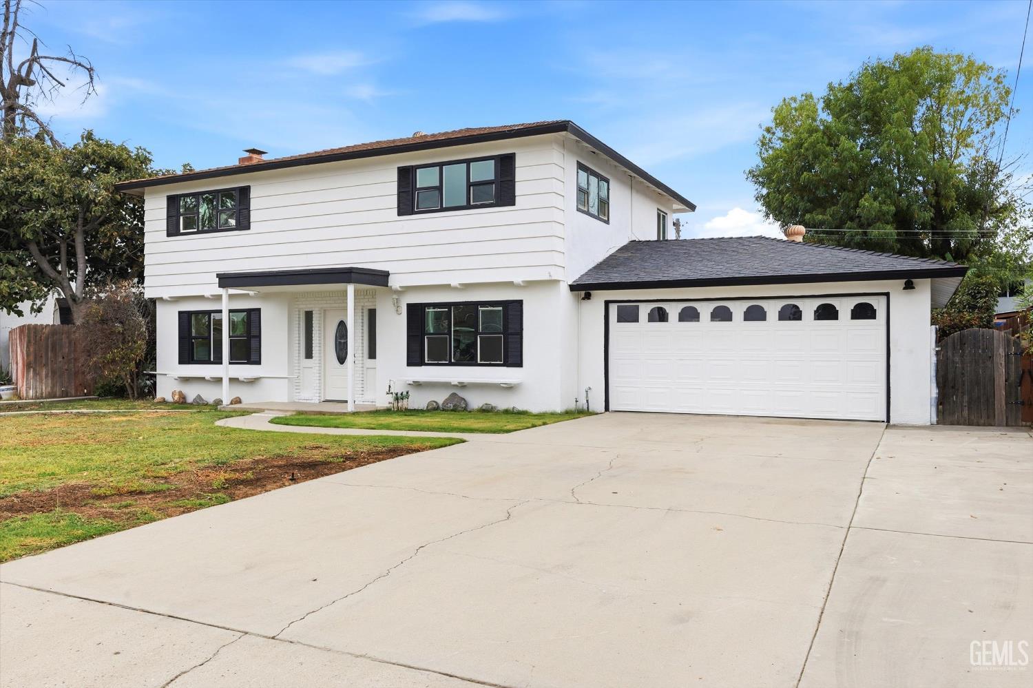 Single Family Residence in Bakersfield, photo 2 of 30