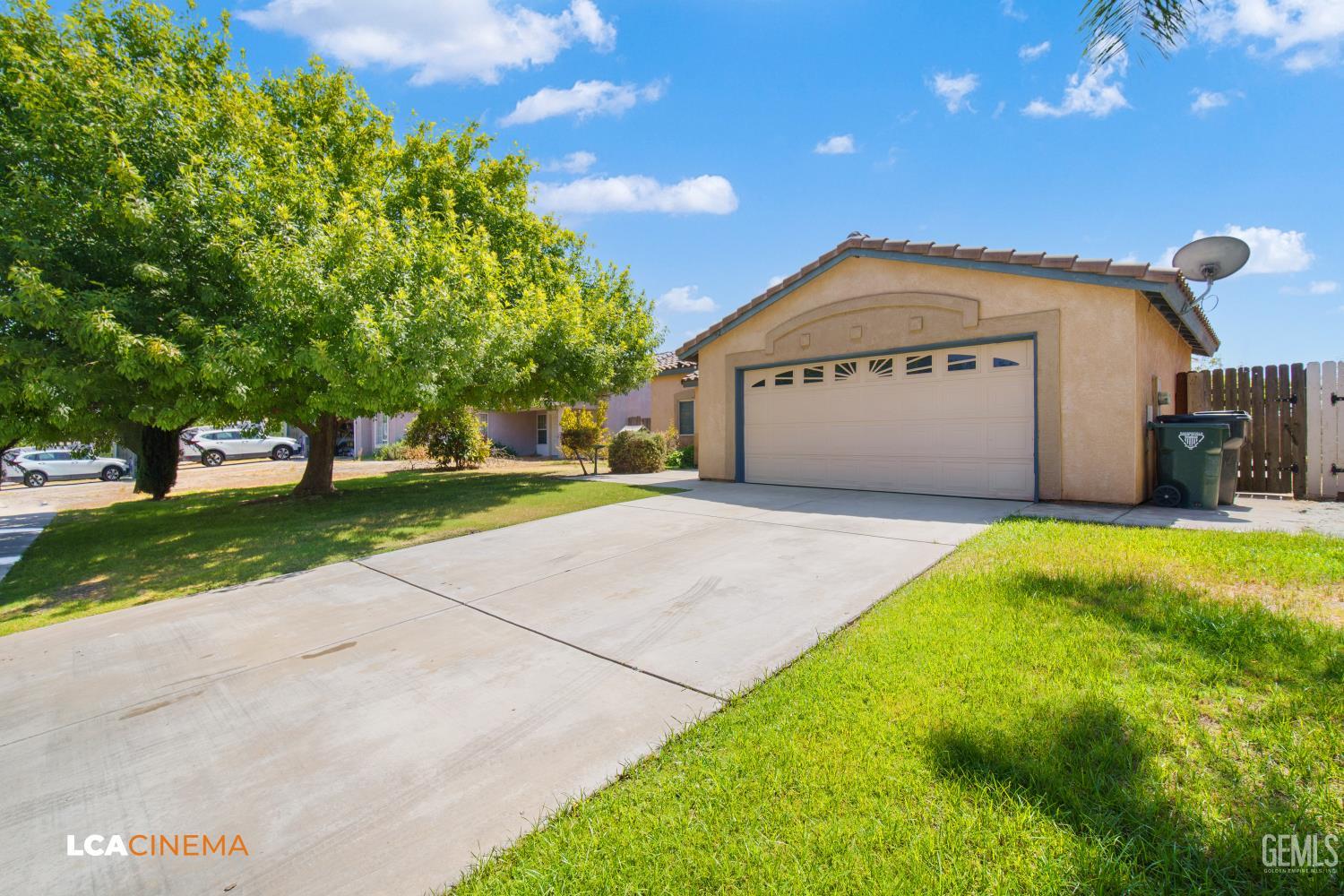 Single Family Residence in Bakersfield, photo 3 of 23