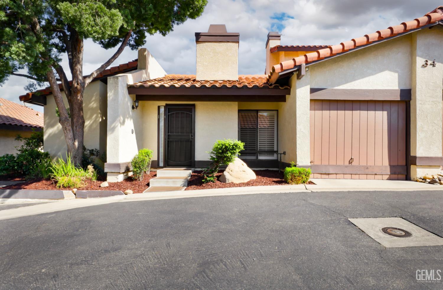 Condominium in Bakersfield, photo 2 of 22