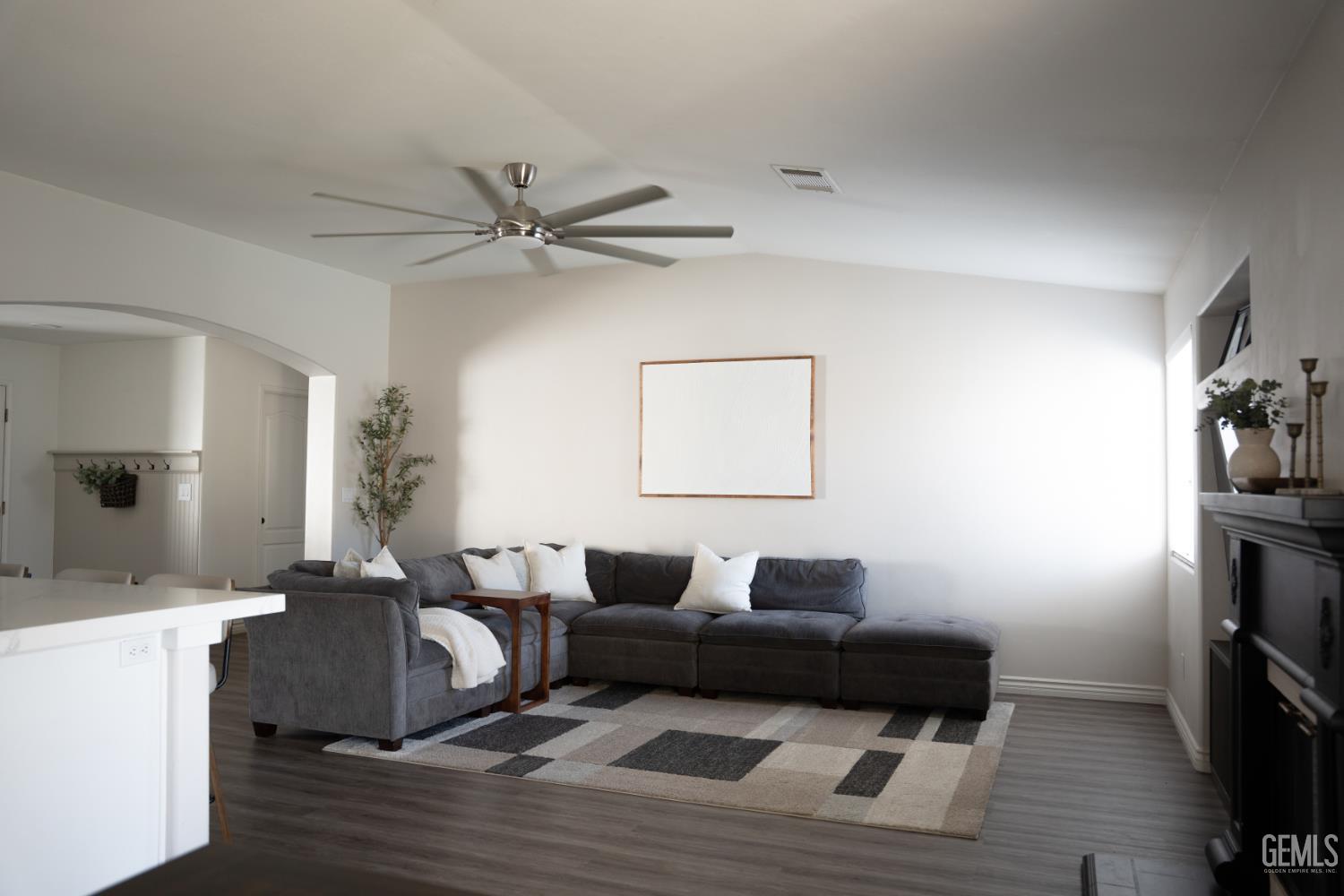 Single Family Residence in Bakersfield, photo 5 of 28