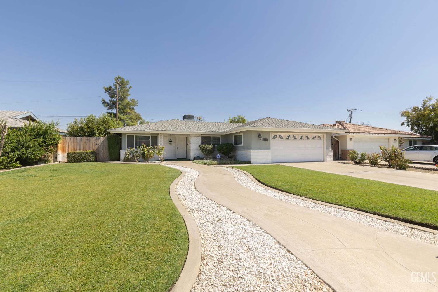 Single Family Residence in Bakersfield, photo 2 of 38