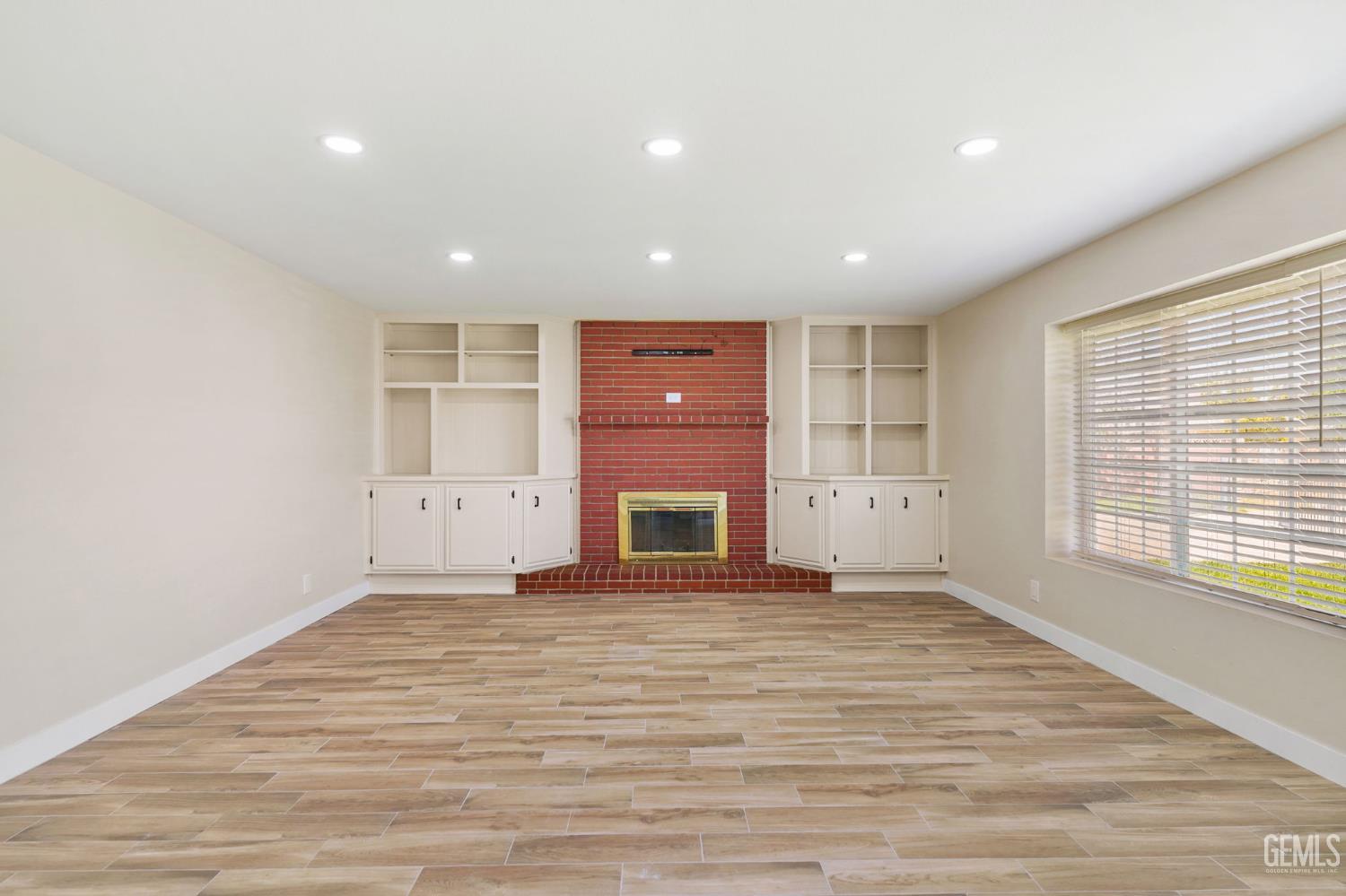 Single Family Residence in Lamont, photo 5 of 34