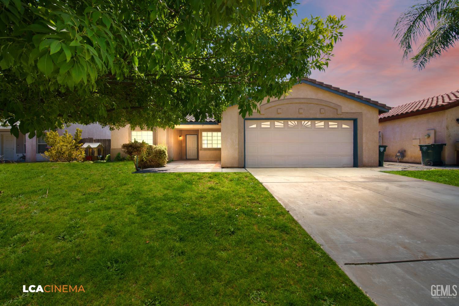 Single Family Residence in Bakersfield, photo 2 of 23