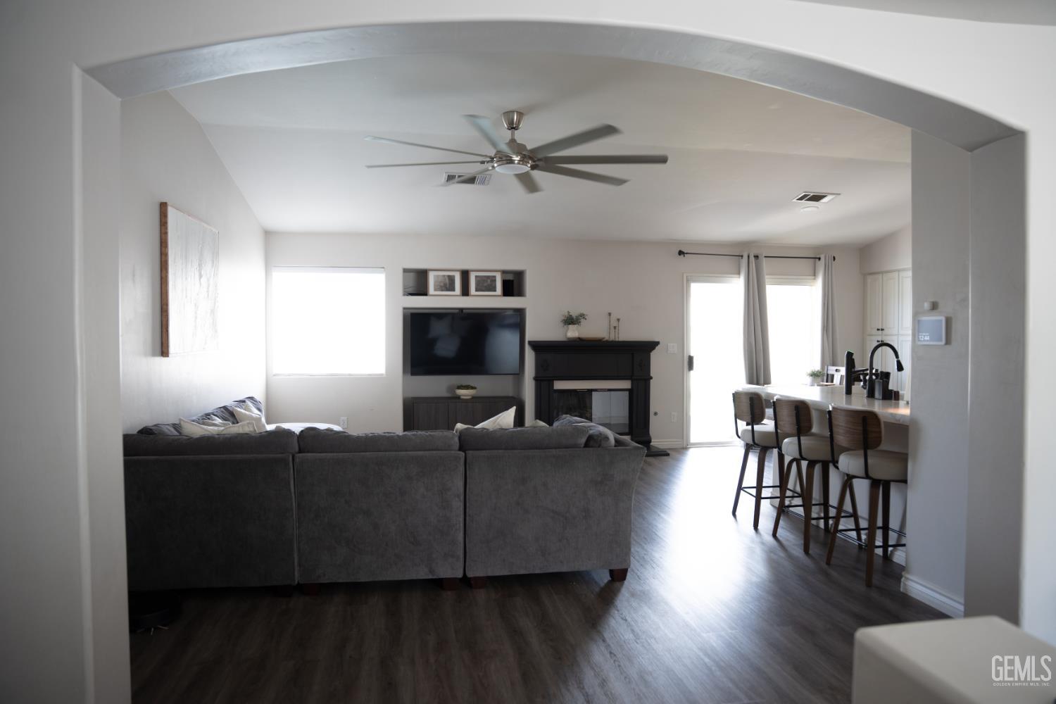 Single Family Residence in Bakersfield, photo 3 of 28