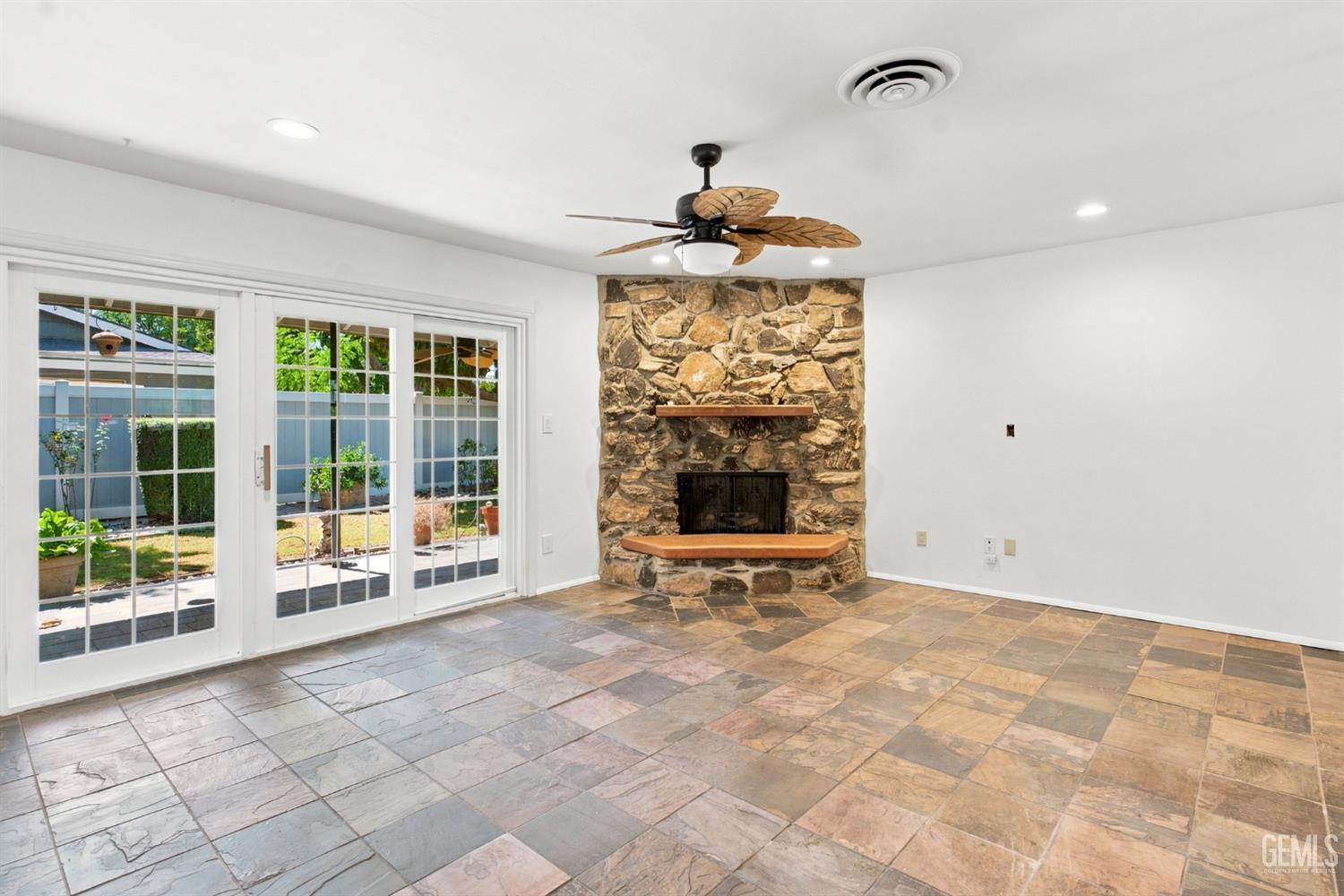 Single Family Residence in Bakersfield, photo 5 of 32