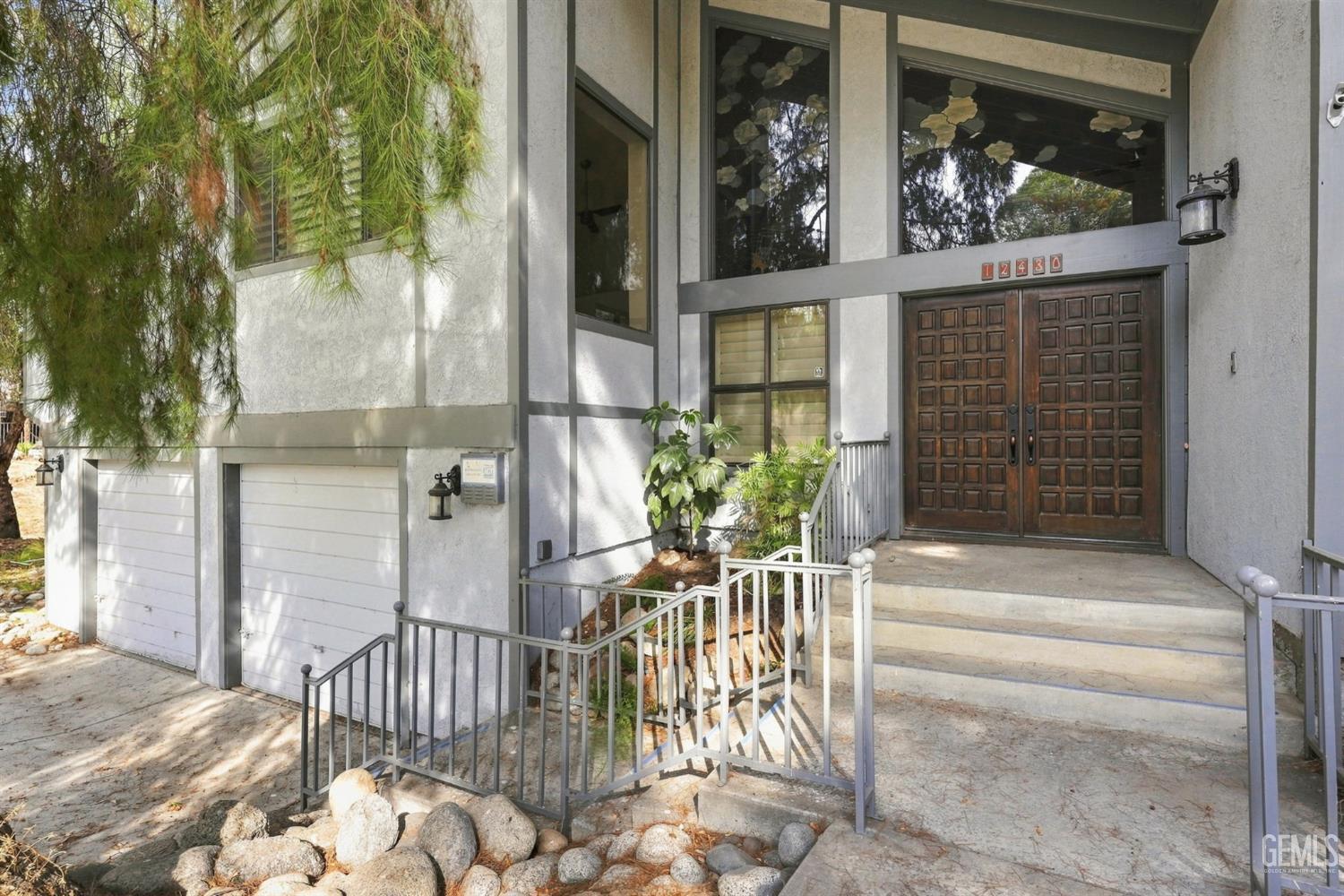 Single Family Residence in Bakersfield, photo 4 of 53