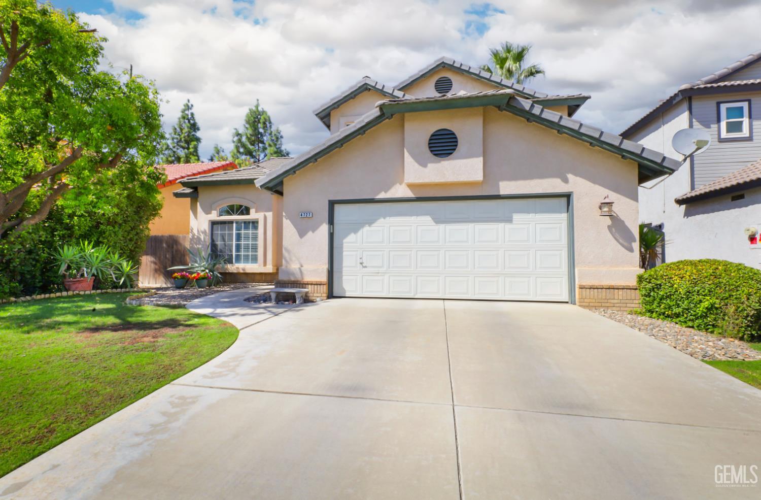 Single Family Residence in Bakersfield, photo 2 of 46