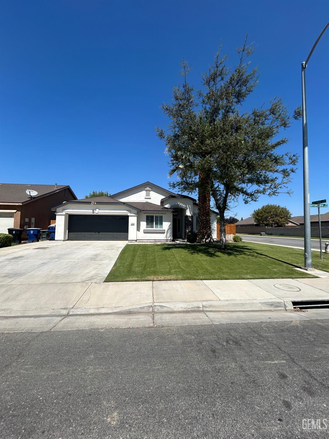 Single Family Residence in Bakersfield, photo 3 of 31