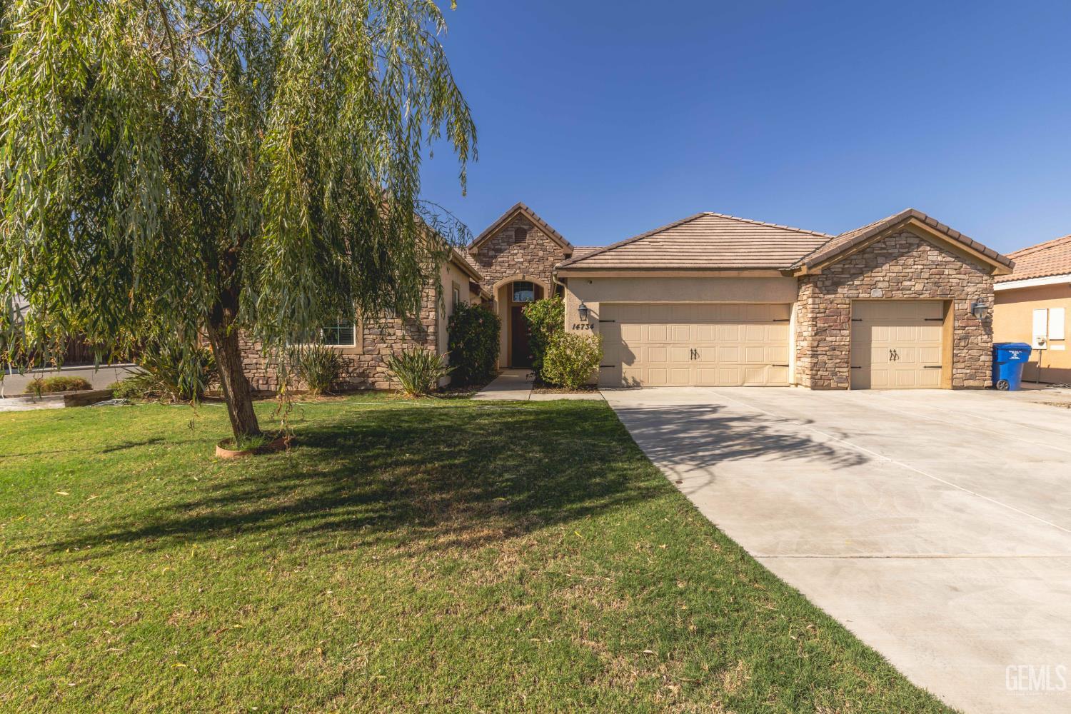 Single Family Residence in Bakersfield, photo 2 of 40