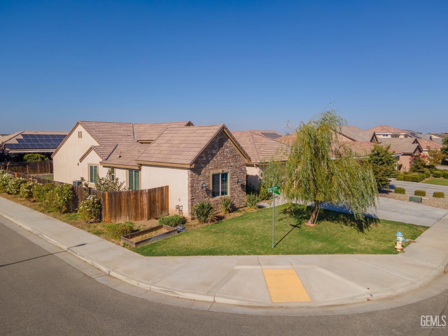 Single Family Residence in Bakersfield, photo 4 of 40