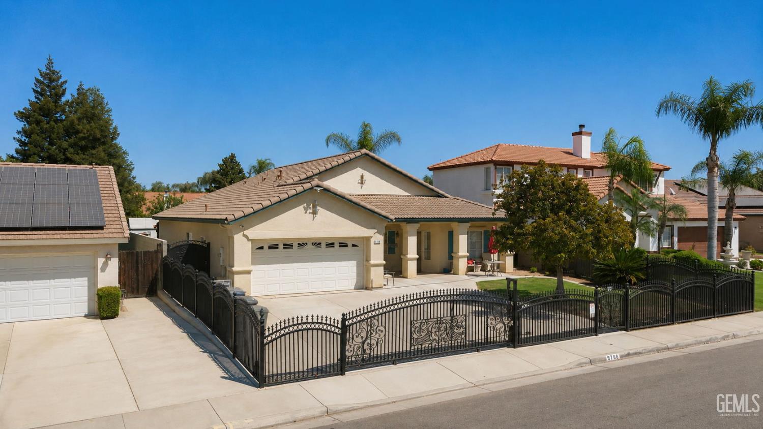 Single Family Residence in Bakersfield, photo 2 of 44