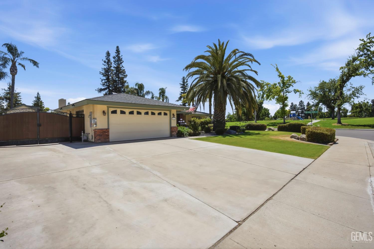 Single Family Residence in Bakersfield, photo 3 of 53