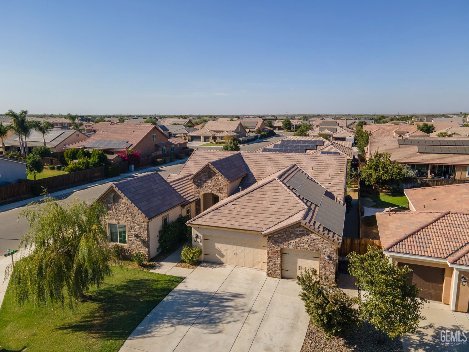 Single Family Residence in Bakersfield, photo 5 of 40