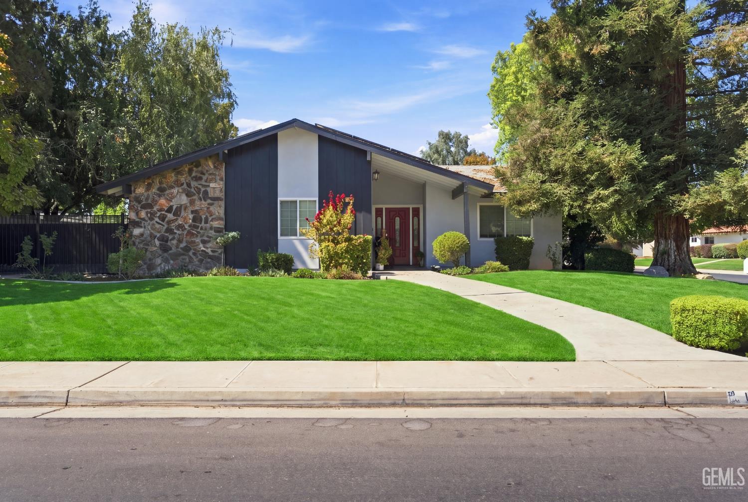 Single Family Residence in Bakersfield, photo 2 of 32