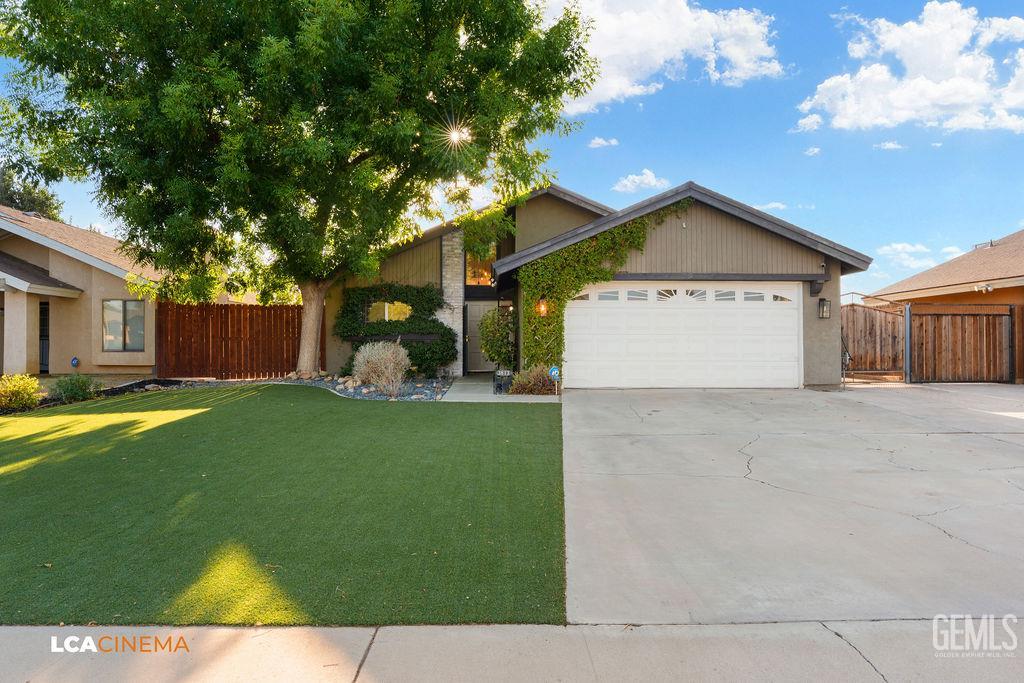 Single Family Residence in Bakersfield, photo 2 of 24