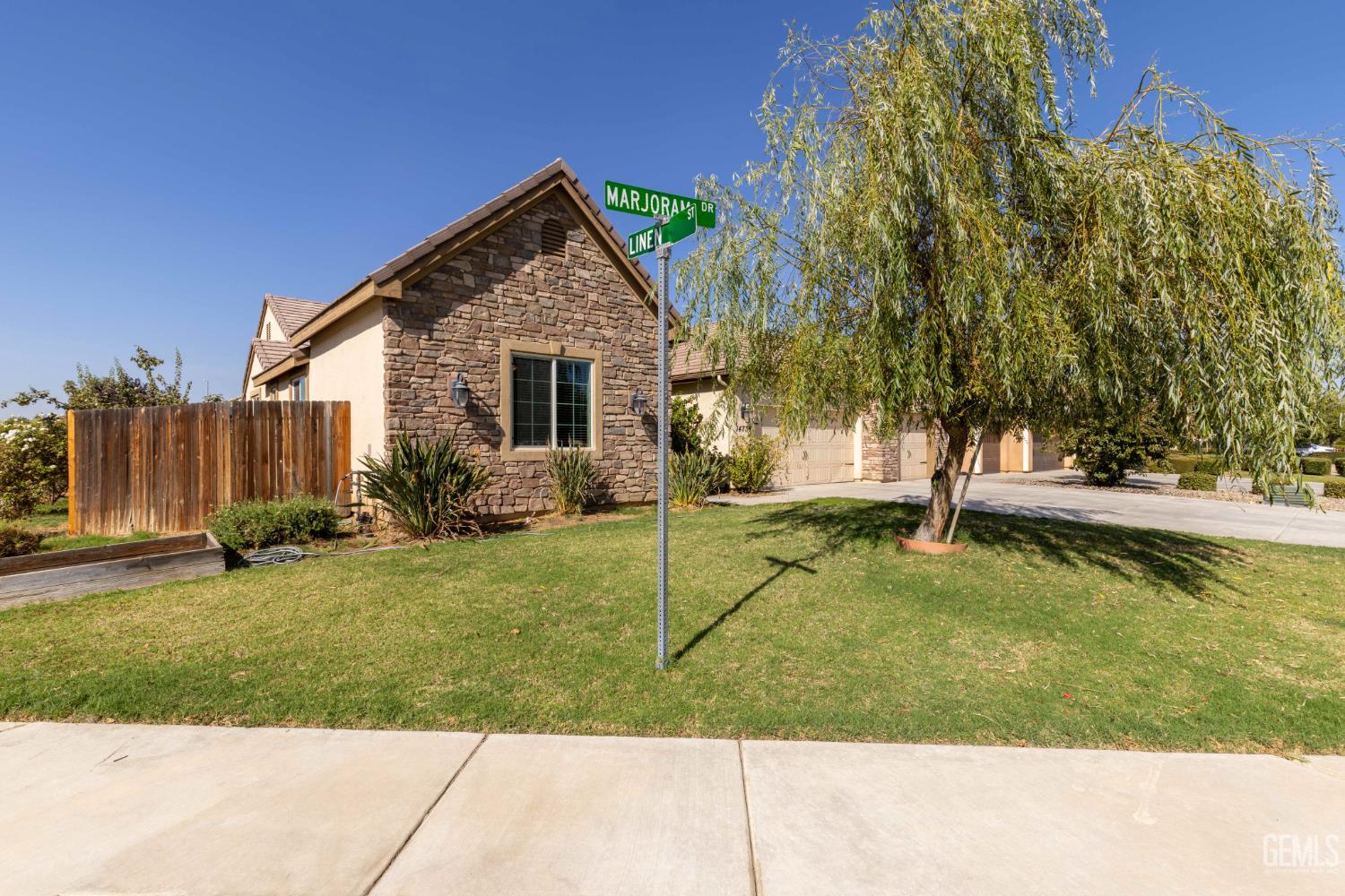 Single Family Residence in Bakersfield, photo 3 of 40