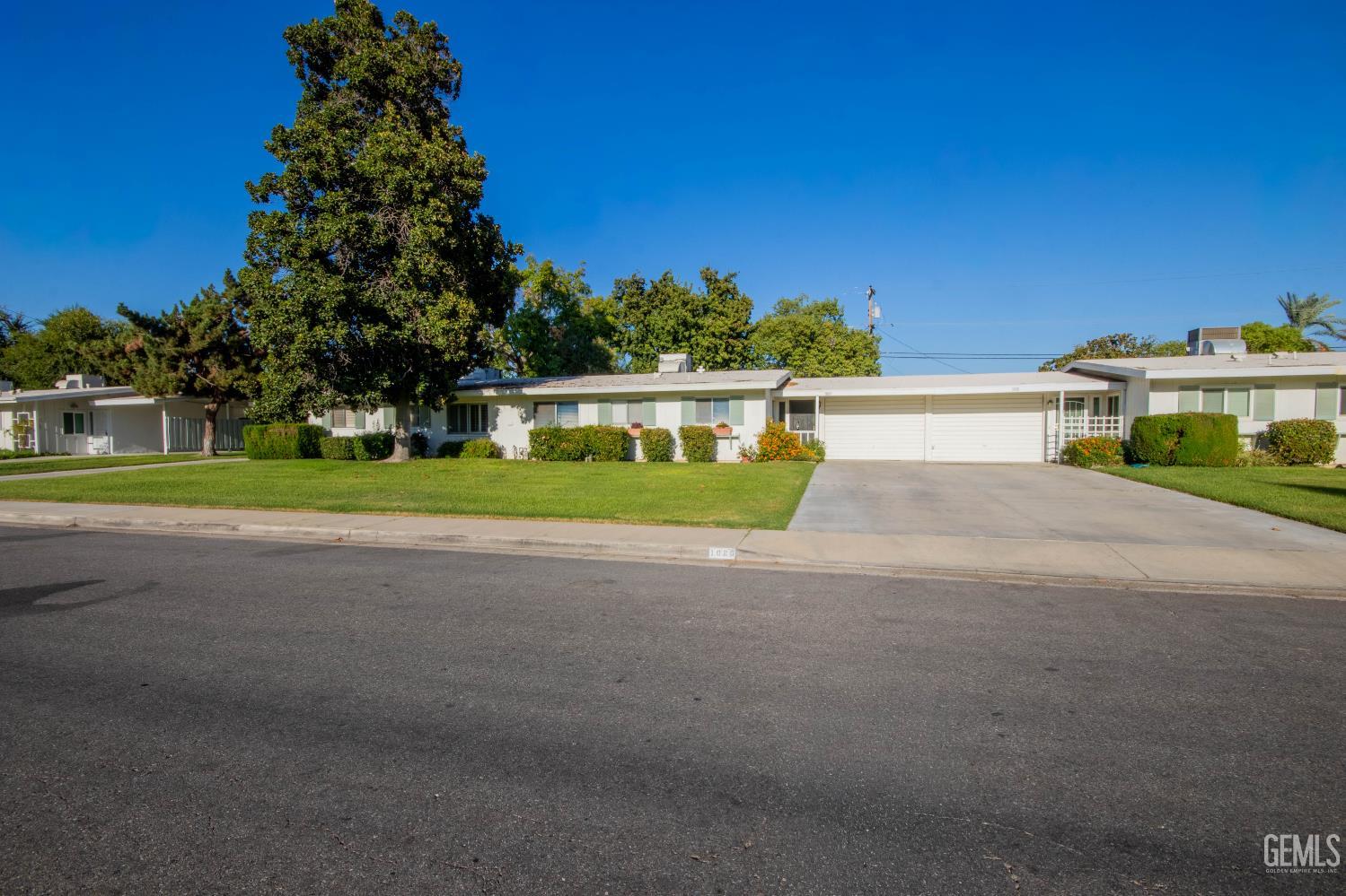 Condominium in Bakersfield, photo 2 of 39