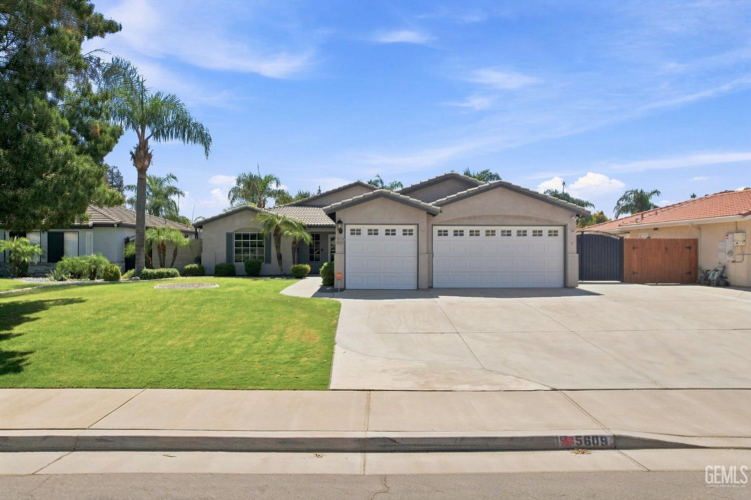 Single Family Residence in Bakersfield, photo 3 of 44